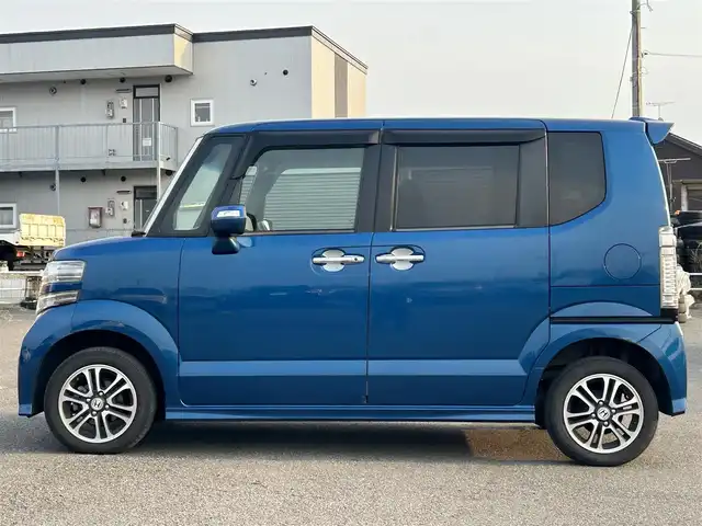 ホンダ Ｎ ＢＯＸ カスタム G 道央・札幌 2014(平26)年 6.7万km プレミアムダイナミックブルーパール ４WD/社外SDナビ/CD/DVD/BT/フルセグ/シティブレーキアクティブシステム/横滑り防止装置/バックカメラ/ETC/ECONモード/片側パワースライドドア/ステアリングリモコン/プッシュスタート/スマートキー/HIDヘッドライト/オートライト/フォグランプ/電動格納ミラー/純正フロアマット/ドアバイザー/スペアキー/社外エンジンスターター