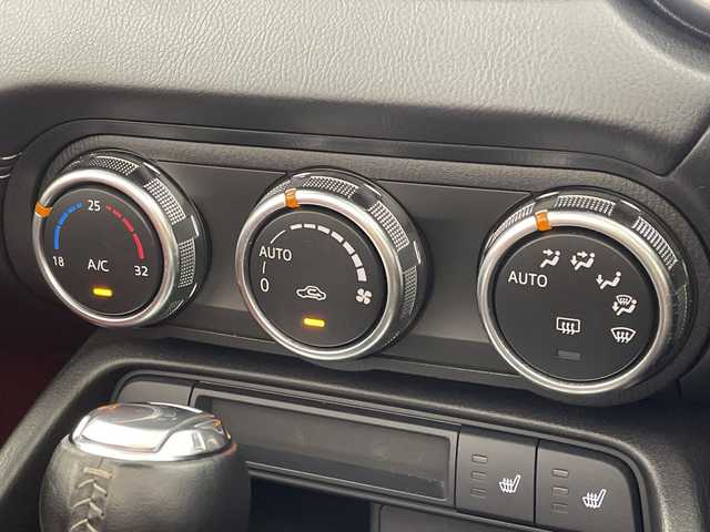 マツダ ロードスター 100周年特別記念車 岐阜県 2020(令2)年 4.6万km スノーフレイクホワイトパールマイカ 100周年記念車両/ダークチェリーソフトトップ/純正ナビ/　(フルセグ/CD/DVD/Bluetooth/TV)/バックカメラ/衝突軽減ブレーキ/レーンキープアシスト/コーナーセンサー/クルーズコントロール/LEDヘッドライト/パドルシフト/MTモード付AT/レザーシート/シートヒーター/革巻きステアリング/ドライブレコーダー/ETC/純正アルミホイール/純正フロアマット