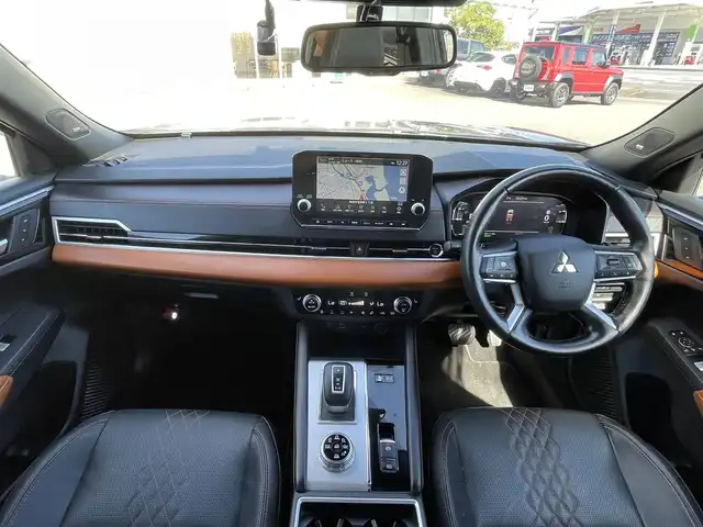 三菱 アウトランダー ＰＨＥＶ P 宮崎県 2023(令5)年 4.3万km ブラックダイヤモンド 純正12.3インチナビ/・フルセグTV・Bluetooth・AM・FM/置くだけ充電/AC1500W/マルチアラウンドモニター/レーダークルーズコントロール/LEDヘッドライト/オートハイビームアシスト/前後コーナーセンサー/シートベルトバックルイルミネーション/D/N席マッサージ機能付き/D/N席メモリー機能付きパワーシート/D/N席シートヒーター/セカンドシートシートヒーター/前後ドライブレコーダー＋ETC2.0/プロジェクションイルミネーション/ブラインドスポットモニター/電動パノラマサンルーフ/純正20インチアルミホイール