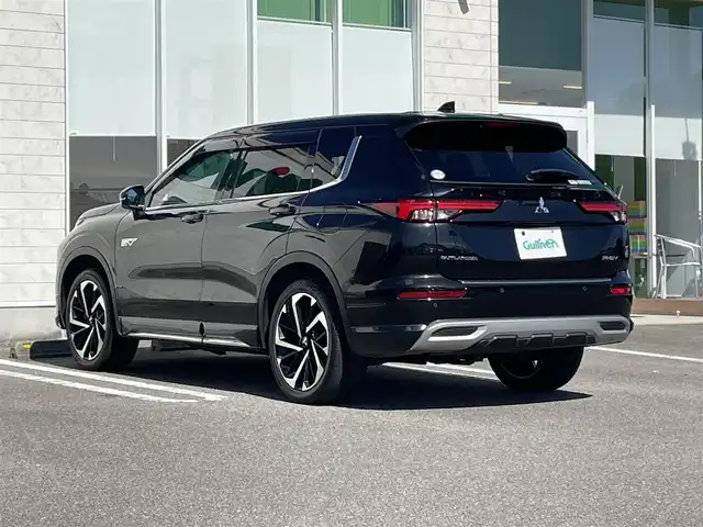 三菱 アウトランダー ＰＨＥＶ P 宮崎県 2023(令5)年 4.3万km ブラックダイヤモンド 純正12.3インチナビ/・フルセグTV・Bluetooth・AM・FM/置くだけ充電/AC1500W/マルチアラウンドモニター/レーダークルーズコントロール/LEDヘッドライト/オートハイビームアシスト/前後コーナーセンサー/シートベルトバックルイルミネーション/D/N席マッサージ機能付き/D/N席メモリー機能付きパワーシート/D/N席シートヒーター/セカンドシートシートヒーター/前後ドライブレコーダー＋ETC2.0/プロジェクションイルミネーション/ブラインドスポットモニター/電動パノラマサンルーフ/純正20インチアルミホイール