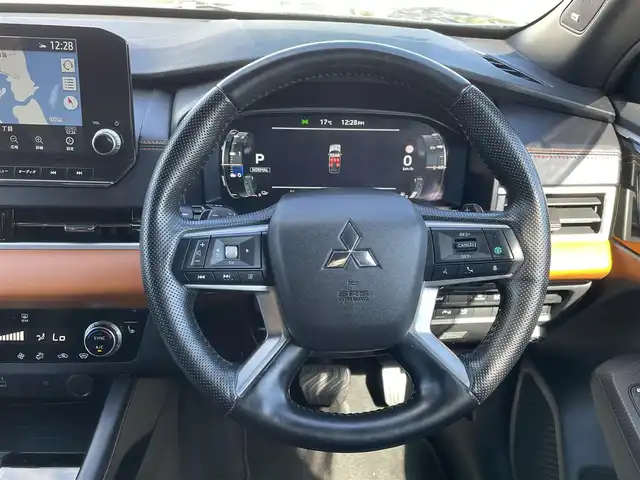 三菱 アウトランダー ＰＨＥＶ P 宮崎県 2023(令5)年 4.3万km ブラックダイヤモンド 純正12.3インチナビ/・フルセグTV・Bluetooth・AM・FM/置くだけ充電/AC1500W/マルチアラウンドモニター/レーダークルーズコントロール/LEDヘッドライト/オートハイビームアシスト/前後コーナーセンサー/シートベルトバックルイルミネーション/D/N席マッサージ機能付き/D/N席メモリー機能付きパワーシート/D/N席シートヒーター/セカンドシートシートヒーター/前後ドライブレコーダー＋ETC2.0/プロジェクションイルミネーション/ブラインドスポットモニター/電動パノラマサンルーフ/純正20インチアルミホイール