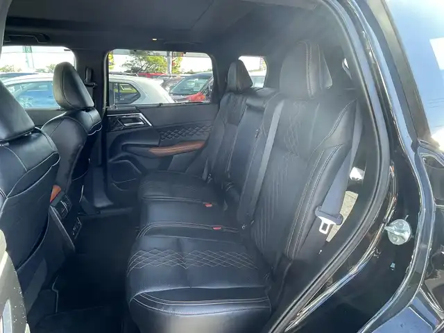 三菱 アウトランダー ＰＨＥＶ P 宮崎県 2023(令5)年 4.3万km ブラックダイヤモンド 純正12.3インチナビ/・フルセグTV・Bluetooth・AM・FM/置くだけ充電/AC1500W/マルチアラウンドモニター/レーダークルーズコントロール/LEDヘッドライト/オートハイビームアシスト/前後コーナーセンサー/シートベルトバックルイルミネーション/D/N席マッサージ機能付き/D/N席メモリー機能付きパワーシート/D/N席シートヒーター/セカンドシートシートヒーター/前後ドライブレコーダー＋ETC2.0/プロジェクションイルミネーション/ブラインドスポットモニター/電動パノラマサンルーフ/純正20インチアルミホイール