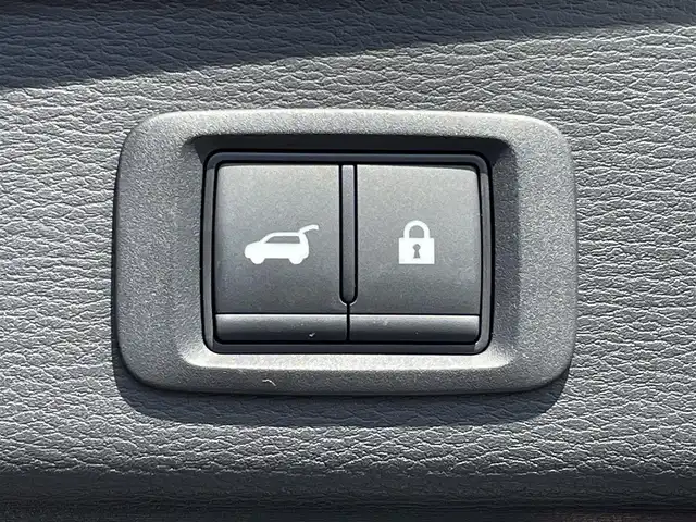 三菱 アウトランダー ＰＨＥＶ P 宮崎県 2023(令5)年 4.3万km ブラックダイヤモンド 純正12.3インチナビ/・フルセグTV・Bluetooth・AM・FM/置くだけ充電/AC1500W/マルチアラウンドモニター/レーダークルーズコントロール/LEDヘッドライト/オートハイビームアシスト/前後コーナーセンサー/シートベルトバックルイルミネーション/D/N席マッサージ機能付き/D/N席メモリー機能付きパワーシート/D/N席シートヒーター/セカンドシートシートヒーター/前後ドライブレコーダー＋ETC2.0/プロジェクションイルミネーション/ブラインドスポットモニター/電動パノラマサンルーフ/純正20インチアルミホイール