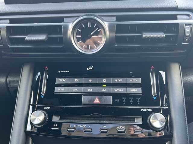 レクサス ＩＳ 300 Fスポーツ モードブラックⅢ 愛知県 2023(令5)年 1.8万km グラファイトブラックガラスフレーク ワンオーナー/禁煙車/サンルーフ/オレンジキャリパー/純正ナビ/フルセグTV・CD・DVD・Bluetooth・USB・SD/前席パワーシート/前席シートヒーター・ベンチレーターシート/運転席シートメモリー/パノラミックビューモニター/パドルシフト/レーダークルーズコントロール/レーントレーシングアシスト（LTA）/ブラインドスポットモニター（BSM)/パーキングサポートアラート（PKSA)/リヤクロストラフィックアラート（RCTA)/パーキングサポートブレーキ（PKSB)/クリアランスソナー/ロードサインアシスト（RSA)/前後ドライブレコーダー（コムテック製TZ-DR210)/ステアリングスイッチ/ビルトインETC2.0/プリクラッシュセーフティー/アイドリングストップ/オートブレーキホールド/LEDヘッドライト/オートライト/オートハイビーム/ISOFIX/純正フロアマット/カードキー/スペアスマートキー/保証書/取扱説明書/ディーラー点検整備記録簿 1カ月・R6・R7