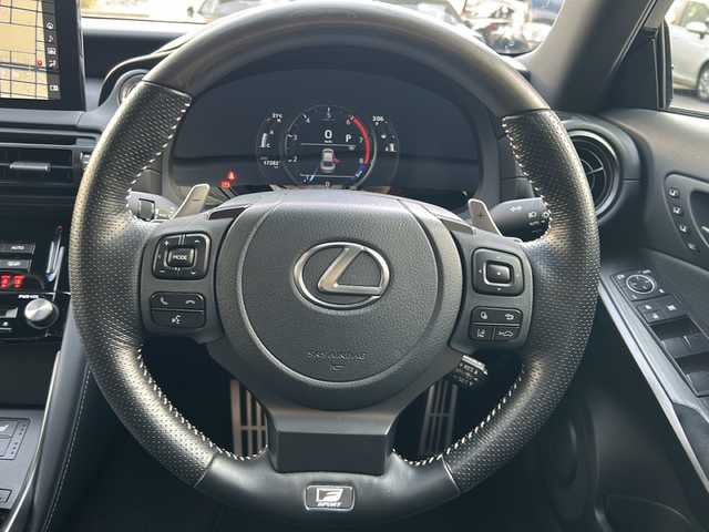 レクサス ＩＳ 300 Fスポーツ モードブラックⅢ 愛知県 2023(令5)年 1.8万km グラファイトブラックガラスフレーク ワンオーナー/禁煙車/サンルーフ/オレンジキャリパー/純正ナビ/フルセグTV・CD・DVD・Bluetooth・USB・SD/前席パワーシート/前席シートヒーター・ベンチレーターシート/運転席シートメモリー/パノラミックビューモニター/パドルシフト/レーダークルーズコントロール/レーントレーシングアシスト（LTA）/ブラインドスポットモニター（BSM)/パーキングサポートアラート（PKSA)/リヤクロストラフィックアラート（RCTA)/パーキングサポートブレーキ（PKSB)/クリアランスソナー/ロードサインアシスト（RSA)/前後ドライブレコーダー（コムテック製TZ-DR210)/ステアリングスイッチ/ビルトインETC2.0/プリクラッシュセーフティー/アイドリングストップ/オートブレーキホールド/LEDヘッドライト/オートライト/オートハイビーム/ISOFIX/純正フロアマット/カードキー/スペアスマートキー/保証書/取扱説明書/ディーラー点検整備記録簿 1カ月・R6・R7