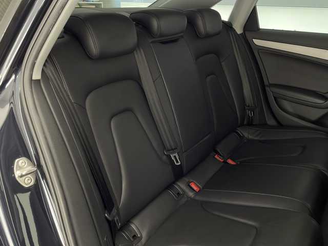 アウディ Ａ４ 2．0 TFSI 宮崎県 2014(平26)年 11.7万km ムーンライトブルーパールエフェクト ターボ/純正ナビ/パワーシート　/電動パーキングブレーキ/ＣＤ　ＤＶＤ　/バックカメラ　/シートヒーター　/電動格納ミラー　/純正アルミホイール/オートライト　/ウィンカーミラー/ステアリングスイッチ/スマートキー　/ＥＴＣ