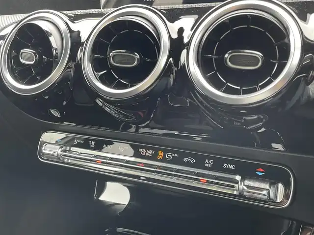 メルセデス・ベンツ Ａ２００ｄ AMGライン 東京都 2020(令2)年 3.4万km ポーラホワイト ワンオーナー/AMGライン/レーダーセーフパッケージ/ACC/BSA/LKA/ナビゲーションパッケージ/前席パワーシート/シートヒーター/メーカーナビ/フルセグTV/BT/USB/Wチャージ/パドルシフト/前後ドライブレコーダー/取扱説明書/保証書/スペアキー