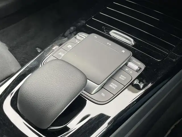 メルセデス・ベンツ Ａ２００ｄ AMGライン 東京都 2020(令2)年 3.4万km ポーラホワイト ワンオーナー/AMGライン/レーダーセーフパッケージ/ACC/BSA/LKA/ナビゲーションパッケージ/前席パワーシート/シートヒーター/メーカーナビ/フルセグTV/BT/USB/Wチャージ/パドルシフト/前後ドライブレコーダー/取扱説明書/保証書/スペアキー