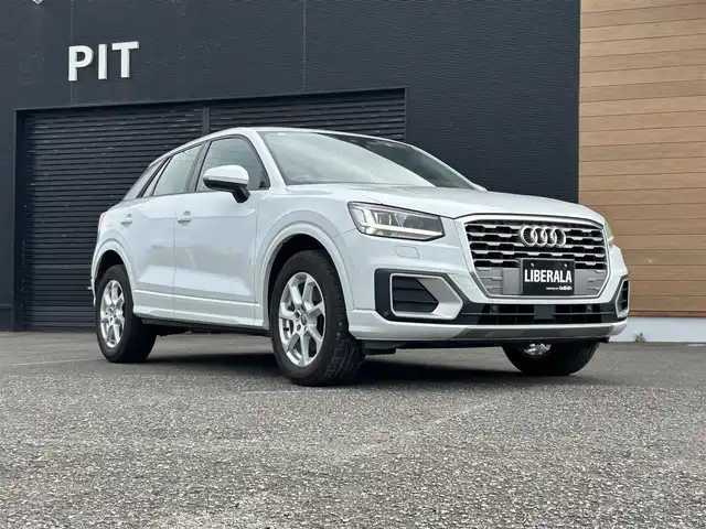 アウディ Ｑ２ ハッシュタグ アニバーサリーリミテッド 宮崎県 2018(平30)年 6.1万km グレイシアホワイトメタリック プッシュスタート/MTモード付AT/アダプティブ・クルーズ・コントロール/Audi　アクティブレーンアシスト/・トラフィックジャムアシスト/ダウンヒルスピードコントロール/バーチャルコックピット/純正ナビ/・CD/DVDプレイヤー/・Bluetooth接続/・Audi smart phone/(Apple CarPlay、Android Auto)/バックカメラ/ETC2.0/DN席シートヒーター /純正フロアマット/純正17インチAW/保証書/取説