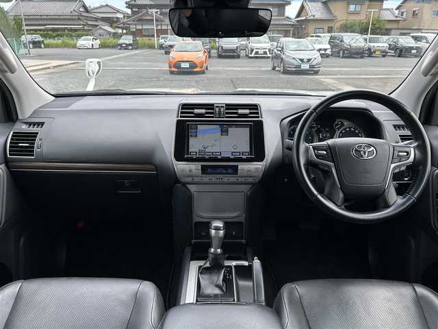 トヨタ ランドクルーザー プラド TX Lパッケージ 熊本県 2018(平30)年 7.3万km ホワイトパールクリスタルシャイン ワンオーナー/純正ナビ/・AM/FM/CD/DVD/SD/USB/HDMI/BT/・フルセグTV/バックカメラ/トヨタセーフティセンス/・レーンディパーチャーアラート/・プリクラッシュセーフティ/・オートマチックハイビーム/・クリアランスソナー/レーダークルーズコントロール/前後コーナーセンサー/革巻きステアリング/・ステアリングリモコン/レザーシート/・D/N席シートヒーター/・D/N席エアシート/・D/Nパワーシート/ビルトインETC2.0/電動格納ミラー/・ウィンカーミラー/・オートダウンミラー/オートライト/・LEDライト/・フォグランプ/・ヘッドランプウォッシャー/ルーフレール/純正エアロ/・リアスポイラー/電動格納サードシート/トランスファー切り替えスイッチ/セカンドスタートモード/スポーツモード/純正アルミホイール/純正フロアマット/スマートキー/・スペアキー