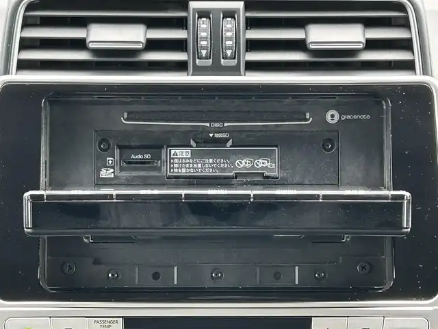 トヨタ ランドクルーザー プラド TX Lパッケージ 熊本県 2018(平30)年 7.3万km ホワイトパールクリスタルシャイン ワンオーナー/純正ナビ/・AM/FM/CD/DVD/SD/USB/HDMI/BT/・フルセグTV/バックカメラ/トヨタセーフティセンス/・レーンディパーチャーアラート/・プリクラッシュセーフティ/・オートマチックハイビーム/・クリアランスソナー/レーダークルーズコントロール/前後コーナーセンサー/革巻きステアリング/・ステアリングリモコン/レザーシート/・D/N席シートヒーター/・D/N席エアシート/・D/Nパワーシート/ビルトインETC2.0/電動格納ミラー/・ウィンカーミラー/・オートダウンミラー/オートライト/・LEDライト/・フォグランプ/・ヘッドランプウォッシャー/ルーフレール/純正エアロ/・リアスポイラー/電動格納サードシート/トランスファー切り替えスイッチ/セカンドスタートモード/スポーツモード/純正アルミホイール/純正フロアマット/スマートキー/・スペアキー
