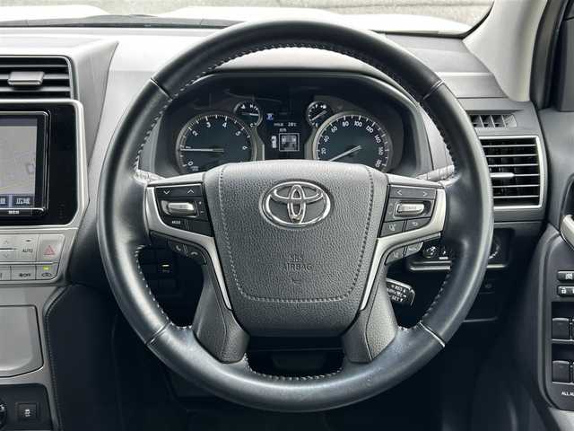 トヨタ ランドクルーザー プラド TX Lパッケージ 熊本県 2018(平30)年 7.3万km ホワイトパールクリスタルシャイン ワンオーナー/純正ナビ/・AM/FM/CD/DVD/SD/USB/HDMI/BT/・フルセグTV/バックカメラ/トヨタセーフティセンス/・レーンディパーチャーアラート/・プリクラッシュセーフティ/・オートマチックハイビーム/・クリアランスソナー/レーダークルーズコントロール/前後コーナーセンサー/革巻きステアリング/・ステアリングリモコン/レザーシート/・D/N席シートヒーター/・D/N席エアシート/・D/Nパワーシート/ビルトインETC2.0/電動格納ミラー/・ウィンカーミラー/・オートダウンミラー/オートライト/・LEDライト/・フォグランプ/・ヘッドランプウォッシャー/ルーフレール/純正エアロ/・リアスポイラー/電動格納サードシート/トランスファー切り替えスイッチ/セカンドスタートモード/スポーツモード/純正アルミホイール/純正フロアマット/スマートキー/・スペアキー