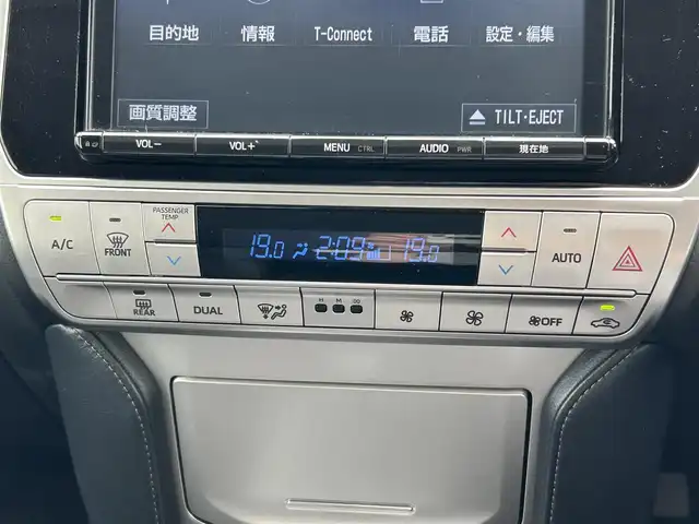 トヨタ ランドクルーザー プラド TX Lパッケージ 熊本県 2018(平30)年 7.3万km ホワイトパールクリスタルシャイン ワンオーナー/純正ナビ/・AM/FM/CD/DVD/SD/USB/HDMI/BT/・フルセグTV/バックカメラ/トヨタセーフティセンス/・レーンディパーチャーアラート/・プリクラッシュセーフティ/・オートマチックハイビーム/・クリアランスソナー/レーダークルーズコントロール/前後コーナーセンサー/革巻きステアリング/・ステアリングリモコン/レザーシート/・D/N席シートヒーター/・D/N席エアシート/・D/Nパワーシート/ビルトインETC2.0/電動格納ミラー/・ウィンカーミラー/・オートダウンミラー/オートライト/・LEDライト/・フォグランプ/・ヘッドランプウォッシャー/ルーフレール/純正エアロ/・リアスポイラー/電動格納サードシート/トランスファー切り替えスイッチ/セカンドスタートモード/スポーツモード/純正アルミホイール/純正フロアマット/スマートキー/・スペアキー