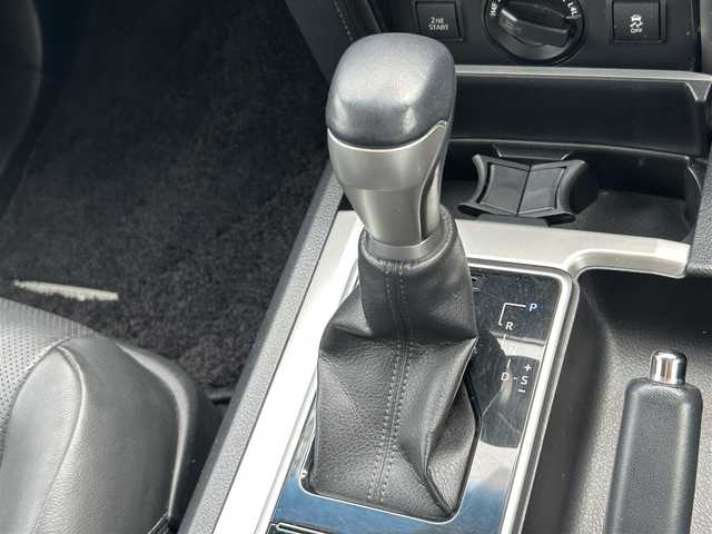 トヨタ ランドクルーザー プラド TX Lパッケージ 熊本県 2018(平30)年 7.3万km ホワイトパールクリスタルシャイン ワンオーナー/純正ナビ/・AM/FM/CD/DVD/SD/USB/HDMI/BT/・フルセグTV/バックカメラ/トヨタセーフティセンス/・レーンディパーチャーアラート/・プリクラッシュセーフティ/・オートマチックハイビーム/・クリアランスソナー/レーダークルーズコントロール/前後コーナーセンサー/革巻きステアリング/・ステアリングリモコン/レザーシート/・D/N席シートヒーター/・D/N席エアシート/・D/Nパワーシート/ビルトインETC2.0/電動格納ミラー/・ウィンカーミラー/・オートダウンミラー/オートライト/・LEDライト/・フォグランプ/・ヘッドランプウォッシャー/ルーフレール/純正エアロ/・リアスポイラー/電動格納サードシート/トランスファー切り替えスイッチ/セカンドスタートモード/スポーツモード/純正アルミホイール/純正フロアマット/スマートキー/・スペアキー