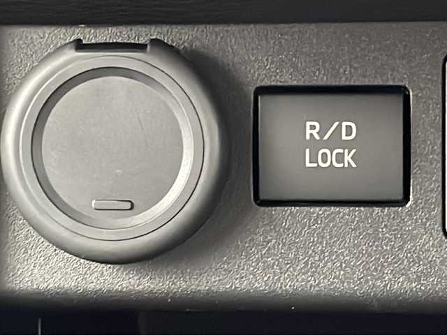 三菱 トライトン GSR 岐阜県 2024(令6)年 0.8万km ダイヤモンドブラックマイカ 純正ナビ/Bluetooth/フルセグTV/AppleCarPlay/USB/全方位カメラ/パーキングセンサー前後/踏み間違い衝突防止アシスト/車線逸脱防止/レーダークルーズコントロール/ブラインドスポットモニター/道路標識表示/ダウンヒルアシストコントロール/４WD/ルーフレール/スマートキー/プッシュスタート/スペアキー/パワーシート（運転席）/レザーシート/シートヒーター/ステアリングヒーター/革ステアリング/ステアリングスイッチ/純正アルミホイール/LEDヘッドライト/フォグランプ/サイドエアバッグ/ETC