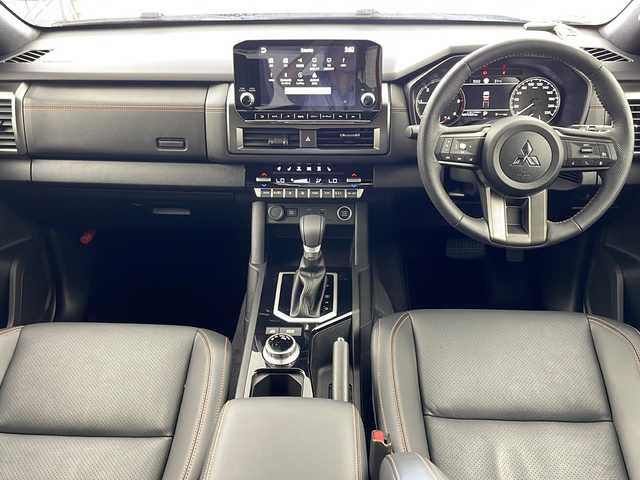 三菱 トライトン GSR 岐阜県 2024(令6)年 0.8万km ダイヤモンドブラックマイカ 純正ナビ/Bluetooth/フルセグTV/AppleCarPlay/USB/全方位カメラ/パーキングセンサー前後/踏み間違い衝突防止アシスト/車線逸脱防止/レーダークルーズコントロール/ブラインドスポットモニター/道路標識表示/ダウンヒルアシストコントロール/４WD/ルーフレール/スマートキー/プッシュスタート/スペアキー/パワーシート（運転席）/レザーシート/シートヒーター/ステアリングヒーター/革ステアリング/ステアリングスイッチ/純正アルミホイール/LEDヘッドライト/フォグランプ/サイドエアバッグ/ETC