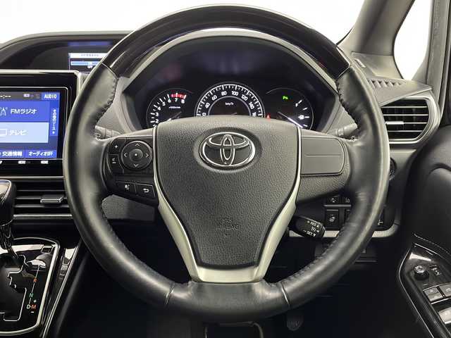 トヨタ エスクァイア Gi プレミアムパッケージ ブラックテーラード 宮崎県 2020(令2)年 3.4万km ブラック Toyota Safety Sense/〇プリクラシュセーフティ/〇レーンディパーチャーアラート/〇パーキングブレーキ/〇クリアランスソナー/〇オートマチックハイビーム/〇先行車発進告知/純正９インチSDナビ/フルセグTV/CD/DVD/Bluetooth/バックカメラ/純正12.1型後席ディスプレイ（V12T-R68C)/両側パワースライドドア/ハーフレザーシート/シートヒーター/クルーズコントロール/ステアリングヒーター/LEDヘッドライト/ビルトインETC2.0/モデリスタ１７インチAW/アイドリングストップ/保証書/取扱説明書/ナビ取扱説明書