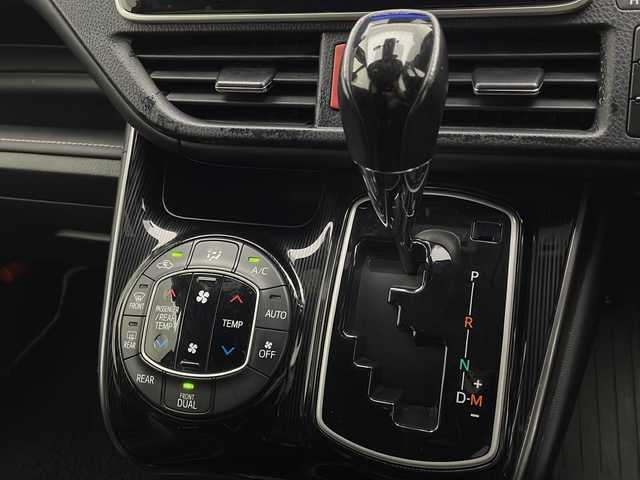 トヨタ エスクァイア Gi プレミアムパッケージ ブラックテーラード 宮崎県 2020(令2)年 3.4万km ブラック Toyota Safety Sense/〇プリクラシュセーフティ/〇レーンディパーチャーアラート/〇パーキングブレーキ/〇クリアランスソナー/〇オートマチックハイビーム/〇先行車発進告知/純正９インチSDナビ/フルセグTV/CD/DVD/Bluetooth/バックカメラ/純正12.1型後席ディスプレイ（V12T-R68C)/両側パワースライドドア/ハーフレザーシート/シートヒーター/クルーズコントロール/ステアリングヒーター/LEDヘッドライト/ビルトインETC2.0/モデリスタ１７インチAW/アイドリングストップ/保証書/取扱説明書/ナビ取扱説明書
