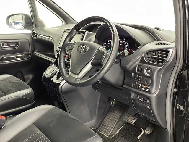 トヨタ エスクァイア Gi プレミアムパッケージ ブラックテーラード 宮崎県 2020(令2)年 3.4万km ブラック Toyota Safety Sense/〇プリクラシュセーフティ/〇レーンディパーチャーアラート/〇パーキングブレーキ/〇クリアランスソナー/〇オートマチックハイビーム/〇先行車発進告知/純正９インチSDナビ/フルセグTV/CD/DVD/Bluetooth/バックカメラ/純正12.1型後席ディスプレイ（V12T-R68C)/両側パワースライドドア/ハーフレザーシート/シートヒーター/クルーズコントロール/ステアリングヒーター/LEDヘッドライト/ビルトインETC2.0/モデリスタ１７インチAW/アイドリングストップ/保証書/取扱説明書/ナビ取扱説明書