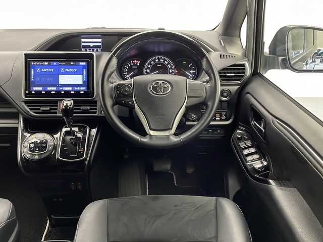 トヨタ エスクァイア Gi プレミアムパッケージ ブラックテーラード 宮崎県 2020(令2)年 3.4万km ブラック Toyota Safety Sense/〇プリクラシュセーフティ/〇レーンディパーチャーアラート/〇パーキングブレーキ/〇クリアランスソナー/〇オートマチックハイビーム/〇先行車発進告知/純正９インチSDナビ/フルセグTV/CD/DVD/Bluetooth/バックカメラ/純正12.1型後席ディスプレイ（V12T-R68C)/両側パワースライドドア/ハーフレザーシート/シートヒーター/クルーズコントロール/ステアリングヒーター/LEDヘッドライト/ビルトインETC2.0/モデリスタ１７インチAW/アイドリングストップ/保証書/取扱説明書/ナビ取扱説明書