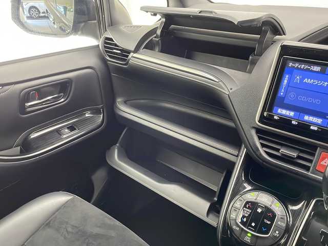トヨタ エスクァイア Gi プレミアムパッケージ ブラックテーラード 宮崎県 2020(令2)年 3.4万km ブラック Toyota Safety Sense/〇プリクラシュセーフティ/〇レーンディパーチャーアラート/〇パーキングブレーキ/〇クリアランスソナー/〇オートマチックハイビーム/〇先行車発進告知/純正９インチSDナビ/フルセグTV/CD/DVD/Bluetooth/バックカメラ/純正12.1型後席ディスプレイ（V12T-R68C)/両側パワースライドドア/ハーフレザーシート/シートヒーター/クルーズコントロール/ステアリングヒーター/LEDヘッドライト/ビルトインETC2.0/モデリスタ１７インチAW/アイドリングストップ/保証書/取扱説明書/ナビ取扱説明書