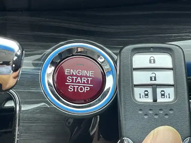 ホンダ オデッセイ アブソルート・Xホンダセンジング 群馬県 2016(平28)年 6.7万km ホワイトオーキッドパール ・純正ギャザーズナビ ＜フルセグTV＞/・バックモニター/・両側パワースライドドア/・レーダークルーズコントロール/・ビルトインETC/・パワーシート/・レーンアシスト/・横滑り防止装置/・盗難防止装置/・オートライト/・ホンダセンシング/・スマートキー/・エンジンスタートボタン/・ハーフレザーシート/・SRSエアバッグ（運転席/助手席/サイド/カーテン）/・LEDヘッドライト/・純正１７インチアルミホイール