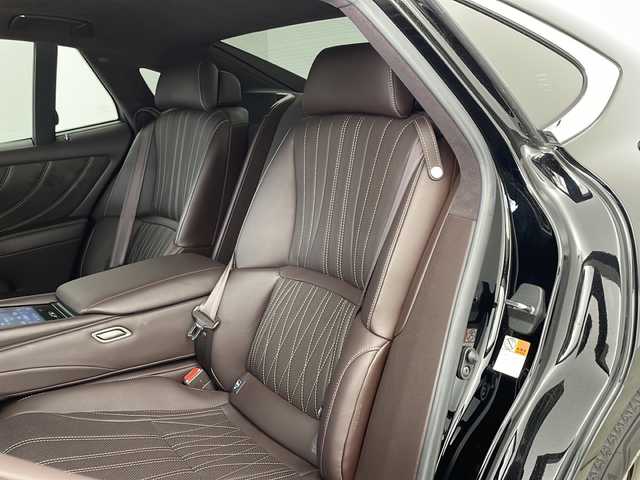 レクサス ＬＳ 500 バージョンL 兵庫県 2018(平30)年 7.2万km ブラック ・LEXUS　Safety　System/・プリクラッシュセーフティ/・フロントクロストラフィックアラート/・レーダークルーズコントロール（全車速追従機能付）/・レーントレーシングアシスト/・操舵支援/・警報支援/・レーンチェンジアシスト/・ドライバー異常時停車支援システム/・アダプティブハイビームシステム/・ロードサインアシスト/・先行車発進告知機能/・ブラインドスポットモニター/・パノラミックビューモニター/・純正12.3インチナビ/CD/DVD/Blu-ray/SD/USB//BT/フルセグ/Miracast/AUX/・ビルトインETC2.0/・サンルーフ/・ヘッドアップディスプレイ/・デジタルインナーミラー/・純正ドライブレコーダー/・レザーシート/・全席パワーシート/・全席シートヒーター/・全席シートベンチレーション/・前席リフレッシュシート/・ステアリングヒーター/・全ドアイージークローザー/・ハンズフリー電動トランクリッド/・カーボン調リアスポイラー/・3眼LEDライト/・リアフォグ/・AC100V電源
