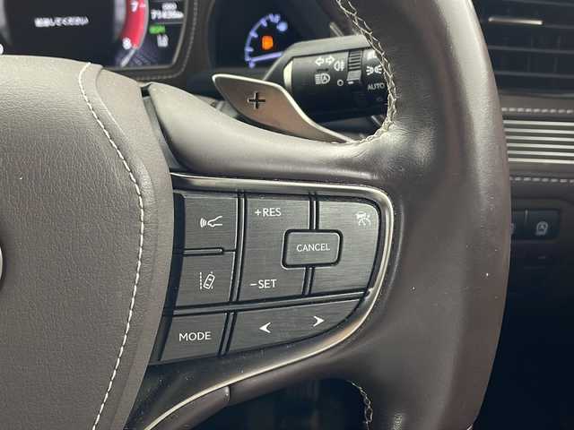 レクサス ＬＳ 500 バージョンL 兵庫県 2018(平30)年 7.2万km ブラック ・LEXUS　Safety　System/・プリクラッシュセーフティ/・フロントクロストラフィックアラート/・レーダークルーズコントロール（全車速追従機能付）/・レーントレーシングアシスト/・操舵支援/・警報支援/・レーンチェンジアシスト/・ドライバー異常時停車支援システム/・アダプティブハイビームシステム/・ロードサインアシスト/・先行車発進告知機能/・ブラインドスポットモニター/・パノラミックビューモニター/・純正12.3インチナビ/CD/DVD/Blu-ray/SD/USB//BT/フルセグ/Miracast/AUX/・ビルトインETC2.0/・サンルーフ/・ヘッドアップディスプレイ/・デジタルインナーミラー/・純正ドライブレコーダー/・レザーシート/・全席パワーシート/・全席シートヒーター/・全席シートベンチレーション/・前席リフレッシュシート/・ステアリングヒーター/・全ドアイージークローザー/・ハンズフリー電動トランクリッド/・カーボン調リアスポイラー/・3眼LEDライト/・リアフォグ/・AC100V電源