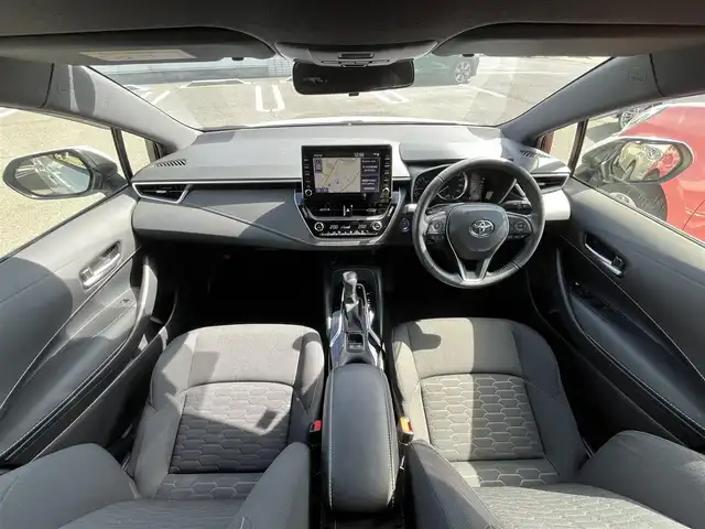 トヨタ カローラ スポーツ ハイブリッドG 三重県 2020(令2)年 5万km ホワイトパールクリスタルシャイン 純正9インチディスプレイオーディオ(車載ナビ機能有)/6スピーカー（AM/FM/Bluetooth/Miracast/TV）/バックカメラ/シートヒーター（前席）/トヨタセーフティセンス（プリクラッシュセーフティセンス/レーントレーシングアシスト/レーダークルーズコントロール/オートマチックハイビーム/ロードサインアシスト）/ETC/ブラインドスポットッモニター/左右独立式温度調整オートエアコン/スマートエントリー/スタートシステム/角形3灯式LEDヘッドランプ/ガンメタリック枠付ガンメタリックハニカムメッシュフロントグリル/メッキサイドウインドウモールディング/ブラックセンターピラーガーニッシュ/ホワイトステッチ入合皮革巻きダッシュボード/サテンメッキインパネ加飾/サテンメッキ加飾付ピアノブラックオーディオパネル/シルバーインサイドドアハンドル/シルバー加飾付革巻きシフトノブ/サテンメッキ加飾付アナログメーター/4.2インチカラーマルチインフォメーションディスプレイ/ブラックファブリックシート/スポーティシート（前席）/革巻きステアリングホイール