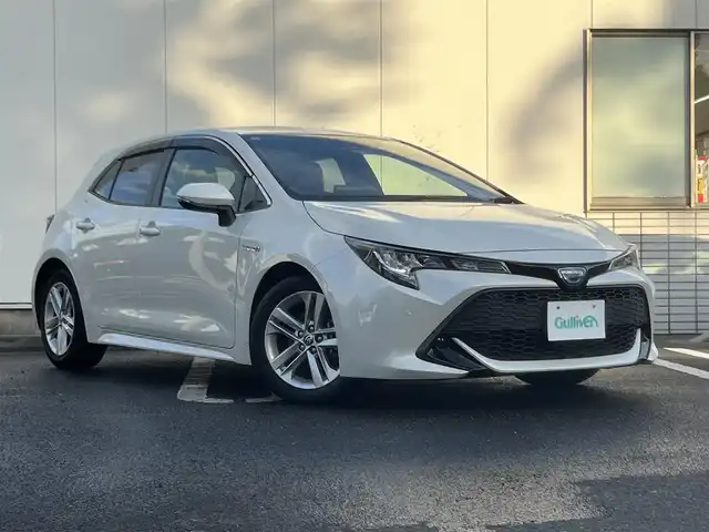 トヨタ カローラ スポーツ ハイブリッドG 三重県 2020(令2)年 5万km ホワイトパールクリスタルシャイン 純正9インチディスプレイオーディオ(車載ナビ機能有)/6スピーカー（AM/FM/Bluetooth/Miracast/TV）/バックカメラ/シートヒーター（前席）/トヨタセーフティセンス（プリクラッシュセーフティセンス/レーントレーシングアシスト/レーダークルーズコントロール/オートマチックハイビーム/ロードサインアシスト）/ETC/ブラインドスポットッモニター/左右独立式温度調整オートエアコン/スマートエントリー/スタートシステム/角形3灯式LEDヘッドランプ/ガンメタリック枠付ガンメタリックハニカムメッシュフロントグリル/メッキサイドウインドウモールディング/ブラックセンターピラーガーニッシュ/ホワイトステッチ入合皮革巻きダッシュボード/サテンメッキインパネ加飾/サテンメッキ加飾付ピアノブラックオーディオパネル/シルバーインサイドドアハンドル/シルバー加飾付革巻きシフトノブ/サテンメッキ加飾付アナログメーター/4.2インチカラーマルチインフォメーションディスプレイ/ブラックファブリックシート/スポーティシート（前席）/革巻きステアリングホイール