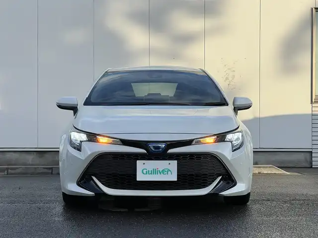 トヨタ カローラ スポーツ ハイブリッドG 三重県 2020(令2)年 5万km ホワイトパールクリスタルシャイン 純正9インチディスプレイオーディオ(車載ナビ機能有)/6スピーカー（AM/FM/Bluetooth/Miracast/TV）/バックカメラ/シートヒーター（前席）/トヨタセーフティセンス（プリクラッシュセーフティセンス/レーントレーシングアシスト/レーダークルーズコントロール/オートマチックハイビーム/ロードサインアシスト）/ETC/ブラインドスポットッモニター/左右独立式温度調整オートエアコン/スマートエントリー/スタートシステム/角形3灯式LEDヘッドランプ/ガンメタリック枠付ガンメタリックハニカムメッシュフロントグリル/メッキサイドウインドウモールディング/ブラックセンターピラーガーニッシュ/ホワイトステッチ入合皮革巻きダッシュボード/サテンメッキインパネ加飾/サテンメッキ加飾付ピアノブラックオーディオパネル/シルバーインサイドドアハンドル/シルバー加飾付革巻きシフトノブ/サテンメッキ加飾付アナログメーター/4.2インチカラーマルチインフォメーションディスプレイ/ブラックファブリックシート/スポーティシート（前席）/革巻きステアリングホイール
