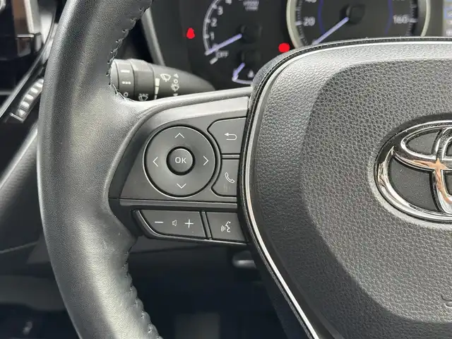 トヨタ カローラ スポーツ ハイブリッドG 三重県 2020(令2)年 5万km ホワイトパールクリスタルシャイン 純正9インチディスプレイオーディオ(車載ナビ機能有)/6スピーカー（AM/FM/Bluetooth/Miracast/TV）/バックカメラ/シートヒーター（前席）/トヨタセーフティセンス（プリクラッシュセーフティセンス/レーントレーシングアシスト/レーダークルーズコントロール/オートマチックハイビーム/ロードサインアシスト）/ETC/ブラインドスポットッモニター/左右独立式温度調整オートエアコン/スマートエントリー/スタートシステム/角形3灯式LEDヘッドランプ/ガンメタリック枠付ガンメタリックハニカムメッシュフロントグリル/メッキサイドウインドウモールディング/ブラックセンターピラーガーニッシュ/ホワイトステッチ入合皮革巻きダッシュボード/サテンメッキインパネ加飾/サテンメッキ加飾付ピアノブラックオーディオパネル/シルバーインサイドドアハンドル/シルバー加飾付革巻きシフトノブ/サテンメッキ加飾付アナログメーター/4.2インチカラーマルチインフォメーションディスプレイ/ブラックファブリックシート/スポーティシート（前席）/革巻きステアリングホイール