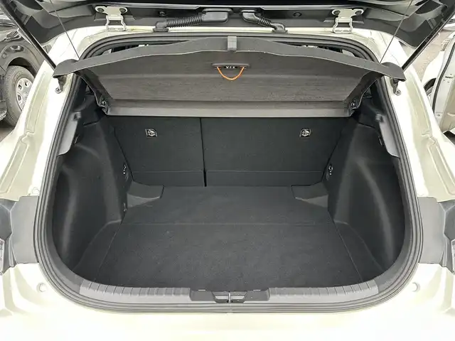 トヨタ カローラ スポーツ ハイブリッドG 三重県 2020(令2)年 5万km ホワイトパールクリスタルシャイン 純正9インチディスプレイオーディオ(車載ナビ機能有)/6スピーカー（AM/FM/Bluetooth/Miracast/TV）/バックカメラ/シートヒーター（前席）/トヨタセーフティセンス（プリクラッシュセーフティセンス/レーントレーシングアシスト/レーダークルーズコントロール/オートマチックハイビーム/ロードサインアシスト）/ETC/ブラインドスポットッモニター/左右独立式温度調整オートエアコン/スマートエントリー/スタートシステム/角形3灯式LEDヘッドランプ/ガンメタリック枠付ガンメタリックハニカムメッシュフロントグリル/メッキサイドウインドウモールディング/ブラックセンターピラーガーニッシュ/ホワイトステッチ入合皮革巻きダッシュボード/サテンメッキインパネ加飾/サテンメッキ加飾付ピアノブラックオーディオパネル/シルバーインサイドドアハンドル/シルバー加飾付革巻きシフトノブ/サテンメッキ加飾付アナログメーター/4.2インチカラーマルチインフォメーションディスプレイ/ブラックファブリックシート/スポーティシート（前席）/革巻きステアリングホイール