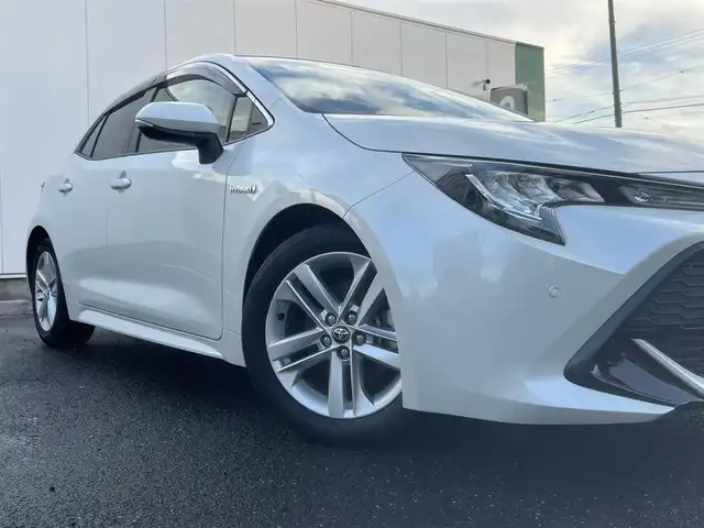 トヨタ カローラ スポーツ ハイブリッドG 三重県 2020(令2)年 5万km ホワイトパールクリスタルシャイン 純正9インチディスプレイオーディオ(車載ナビ機能有)/6スピーカー（AM/FM/Bluetooth/Miracast/TV）/バックカメラ/シートヒーター（前席）/トヨタセーフティセンス（プリクラッシュセーフティセンス/レーントレーシングアシスト/レーダークルーズコントロール/オートマチックハイビーム/ロードサインアシスト）/ETC/ブラインドスポットッモニター/左右独立式温度調整オートエアコン/スマートエントリー/スタートシステム/角形3灯式LEDヘッドランプ/ガンメタリック枠付ガンメタリックハニカムメッシュフロントグリル/メッキサイドウインドウモールディング/ブラックセンターピラーガーニッシュ/ホワイトステッチ入合皮革巻きダッシュボード/サテンメッキインパネ加飾/サテンメッキ加飾付ピアノブラックオーディオパネル/シルバーインサイドドアハンドル/シルバー加飾付革巻きシフトノブ/サテンメッキ加飾付アナログメーター/4.2インチカラーマルチインフォメーションディスプレイ/ブラックファブリックシート/スポーティシート（前席）/革巻きステアリングホイール