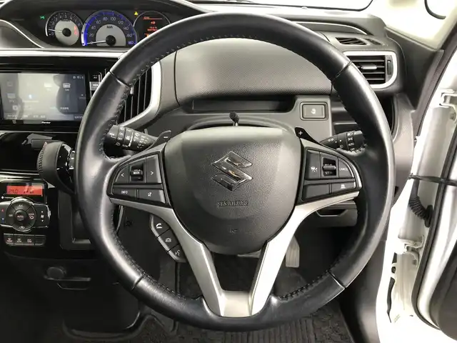 スズキ ソリオ バンディット HV MV 愛知県 2019(令1)年 3.5万km ピュアホワイトP ワンオーナー/純正7インチナビ/Bluetooth/アラウンドビューモニター/フルセグTV/スズキセーフティサポート/横滑り防止装置/衝突被害軽減システム/クルーズコントロール/レーンキープアシスト/コーナーセンサー/オートライト/LEDヘッドライト/片側パワースライドドア/ドライブレコーダー/ETC/スタッドレスタイヤ付/純正AW/純正フロアマット/電格ミラー/シートヒーター/プッシュスタート/スマートキー/スペアキー