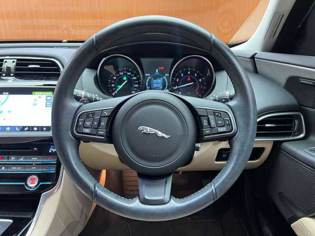 ジャガー ＸＥ XE プレステージ 千葉県 2017(平29)年 1.6万km 黒 １オーナー　/ＡＣＣ　/純正ナビ　/３６０°カメラ　/レザーシート　/シートヒーター　/パワーシート　/ＭＥＲＩＤＩＡＮサウンド　/キセノンヘッドライト　/オートライト　/レーンキープアシスト　/ＥＴＣ　/電動リアゲート