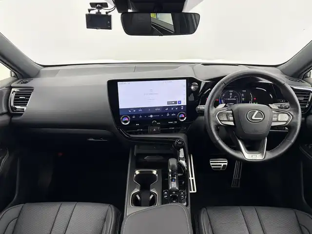 レクサス ＮＸ 450h+ Fスポーツ 愛知県 2022(令4)年 2.3万km パール サンルーフ/ブラックレザーシート/パノラミックビューモニター/ディスクプレーヤー/オレンジキャリパー/メーカー純正ナビ（フルセグTV/Bluetooth/CD/DVD/AppleCarPlay）/ビルトインETC2.0/前後ドライブレコーダー/前席パワーシート（D席メモリ付）/前席エアシート/全席シートヒーター/ステアリングヒーター/ヘッドアップディスプレイ/レーダークルーズコントロール/ブラインドスポットモニター/3眼LEDヘッドライト/パワーバックドア/純正フロアマット