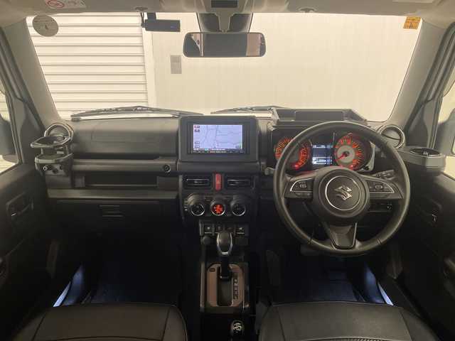 スズキ ジムニー XC 熊本県 2023(令5)年 2.6万km ピュアホワイトP 衝突軽減システム　/社外ナビ(ＣＤ/ＤＶＤ/ＴＶ)　/シートカバー　/前席シートヒーター　/クルーズコントロール/ＬＥＤヘッドライト　/ヒーテッドドアミラー　/オートライト　/背面タイヤ　/前後ドライブレコーダー/4WD　/純正アルミホイール　/純正フロアマット