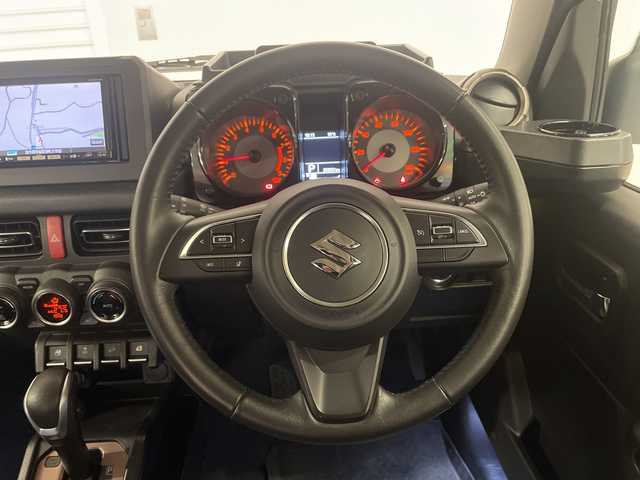 スズキ ジムニー XC 熊本県 2023(令5)年 2.6万km ピュアホワイトP 衝突軽減システム　/社外ナビ(ＣＤ/ＤＶＤ/ＴＶ)　/シートカバー　/前席シートヒーター　/クルーズコントロール/ＬＥＤヘッドライト　/ヒーテッドドアミラー　/オートライト　/背面タイヤ　/前後ドライブレコーダー/4WD　/純正アルミホイール　/純正フロアマット