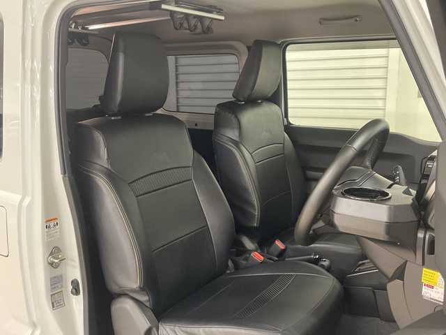 スズキ ジムニー XC 熊本県 2023(令5)年 2.6万km ピュアホワイトP 衝突軽減システム　/社外ナビ(ＣＤ/ＤＶＤ/ＴＶ)　/シートカバー　/前席シートヒーター　/クルーズコントロール/ＬＥＤヘッドライト　/ヒーテッドドアミラー　/オートライト　/背面タイヤ　/前後ドライブレコーダー/4WD　/純正アルミホイール　/純正フロアマット