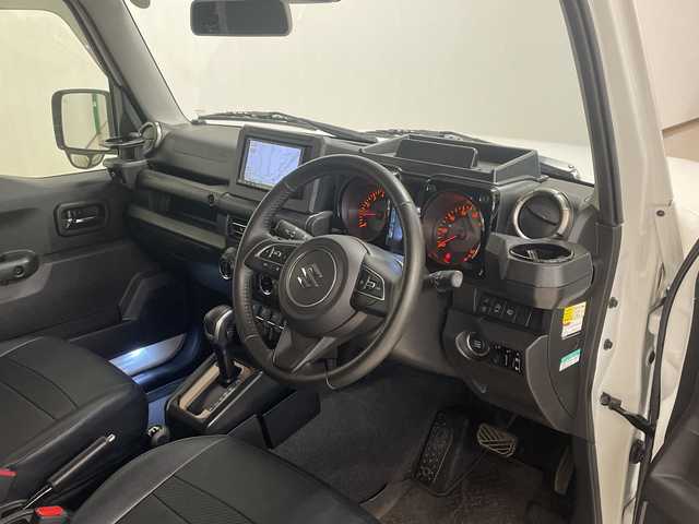 スズキ ジムニー XC 熊本県 2023(令5)年 2.6万km ピュアホワイトP 衝突軽減システム　/社外ナビ(ＣＤ/ＤＶＤ/ＴＶ)　/シートカバー　/前席シートヒーター　/クルーズコントロール/ＬＥＤヘッドライト　/ヒーテッドドアミラー　/オートライト　/背面タイヤ　/前後ドライブレコーダー/4WD　/純正アルミホイール　/純正フロアマット