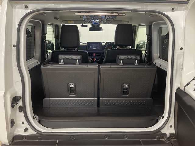 スズキ ジムニー XC 熊本県 2023(令5)年 2.6万km ピュアホワイトP 衝突軽減システム　/社外ナビ(ＣＤ/ＤＶＤ/ＴＶ)　/シートカバー　/前席シートヒーター　/クルーズコントロール/ＬＥＤヘッドライト　/ヒーテッドドアミラー　/オートライト　/背面タイヤ　/前後ドライブレコーダー/4WD　/純正アルミホイール　/純正フロアマット