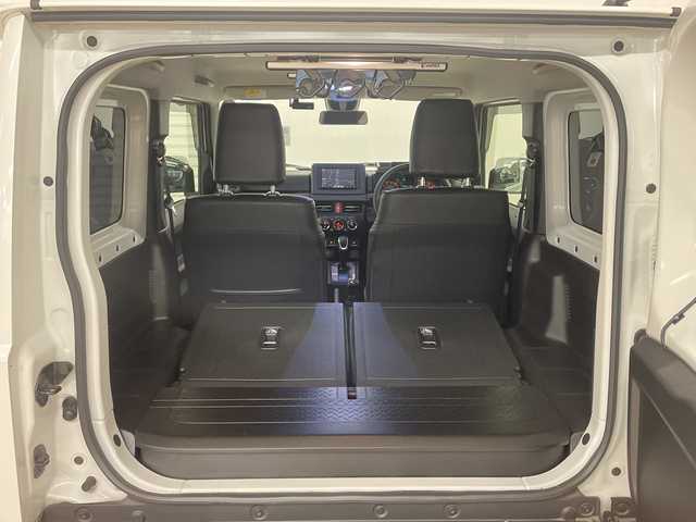 スズキ ジムニー XC 熊本県 2023(令5)年 2.6万km ピュアホワイトP 衝突軽減システム　/社外ナビ(ＣＤ/ＤＶＤ/ＴＶ)　/シートカバー　/前席シートヒーター　/クルーズコントロール/ＬＥＤヘッドライト　/ヒーテッドドアミラー　/オートライト　/背面タイヤ　/前後ドライブレコーダー/4WD　/純正アルミホイール　/純正フロアマット