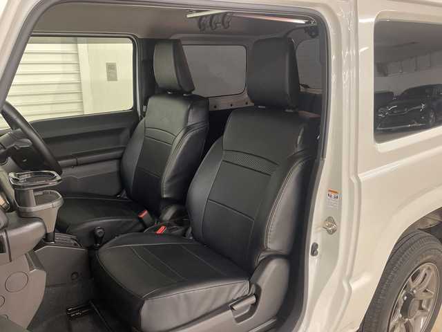 スズキ ジムニー XC 熊本県 2023(令5)年 2.6万km ピュアホワイトP 衝突軽減システム　/社外ナビ(ＣＤ/ＤＶＤ/ＴＶ)　/シートカバー　/前席シートヒーター　/クルーズコントロール/ＬＥＤヘッドライト　/ヒーテッドドアミラー　/オートライト　/背面タイヤ　/前後ドライブレコーダー/4WD　/純正アルミホイール　/純正フロアマット