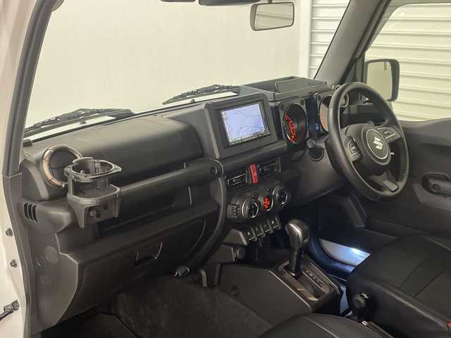 スズキ ジムニー XC 熊本県 2023(令5)年 2.6万km ピュアホワイトP 衝突軽減システム　/社外ナビ(ＣＤ/ＤＶＤ/ＴＶ)　/シートカバー　/前席シートヒーター　/クルーズコントロール/ＬＥＤヘッドライト　/ヒーテッドドアミラー　/オートライト　/背面タイヤ　/前後ドライブレコーダー/4WD　/純正アルミホイール　/純正フロアマット