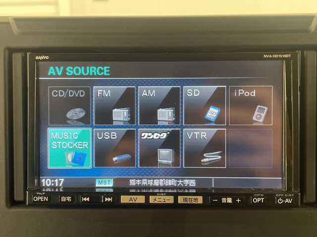 スズキ ジムニー XC 熊本県 2023(令5)年 2.6万km ピュアホワイトP 衝突軽減システム　/社外ナビ(ＣＤ/ＤＶＤ/ＴＶ)　/シートカバー　/前席シートヒーター　/クルーズコントロール/ＬＥＤヘッドライト　/ヒーテッドドアミラー　/オートライト　/背面タイヤ　/前後ドライブレコーダー/4WD　/純正アルミホイール　/純正フロアマット