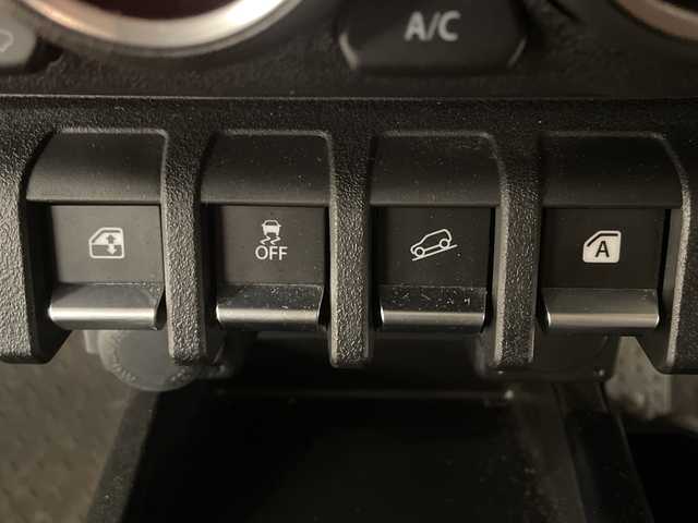 スズキ ジムニー XC 熊本県 2023(令5)年 2.6万km ピュアホワイトP 衝突軽減システム　/社外ナビ(ＣＤ/ＤＶＤ/ＴＶ)　/シートカバー　/前席シートヒーター　/クルーズコントロール/ＬＥＤヘッドライト　/ヒーテッドドアミラー　/オートライト　/背面タイヤ　/前後ドライブレコーダー/4WD　/純正アルミホイール　/純正フロアマット