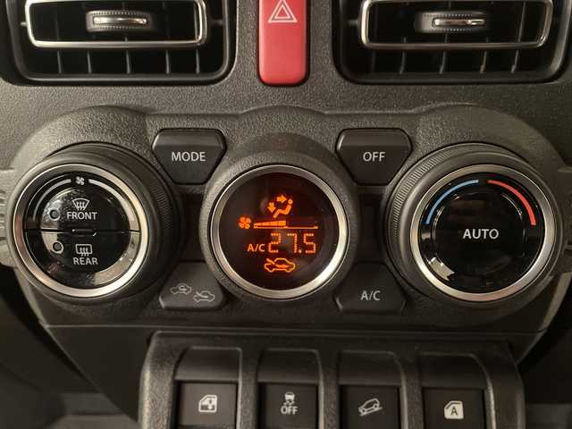 スズキ ジムニー XC 熊本県 2023(令5)年 2.6万km ピュアホワイトP 衝突軽減システム　/社外ナビ(ＣＤ/ＤＶＤ/ＴＶ)　/シートカバー　/前席シートヒーター　/クルーズコントロール/ＬＥＤヘッドライト　/ヒーテッドドアミラー　/オートライト　/背面タイヤ　/前後ドライブレコーダー/4WD　/純正アルミホイール　/純正フロアマット