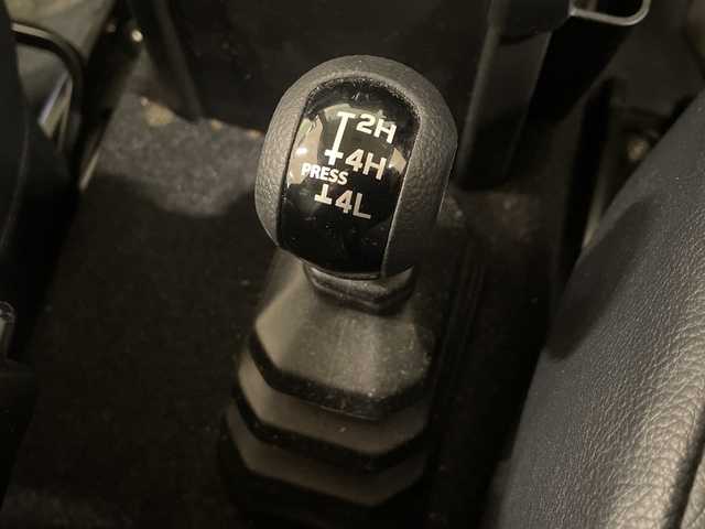 スズキ ジムニー XC 熊本県 2023(令5)年 2.6万km ピュアホワイトP 衝突軽減システム　/社外ナビ(ＣＤ/ＤＶＤ/ＴＶ)　/シートカバー　/前席シートヒーター　/クルーズコントロール/ＬＥＤヘッドライト　/ヒーテッドドアミラー　/オートライト　/背面タイヤ　/前後ドライブレコーダー/4WD　/純正アルミホイール　/純正フロアマット