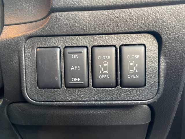 日産 エルグランド ハイウェイスター 青森県 2007(平19)年 14.3万km ダイヤモンドシルバー ワンオーナー/4WD/純正ナビ/社外フルセグチューナー/CD・DVD・AUX/サイドブラインドモニター/ETC/両側パワースライドドア/アクティブAFS/HIDヘッドライト/フォグランプ/純正17インチアルミ/保証書・取扱書/スペアキー